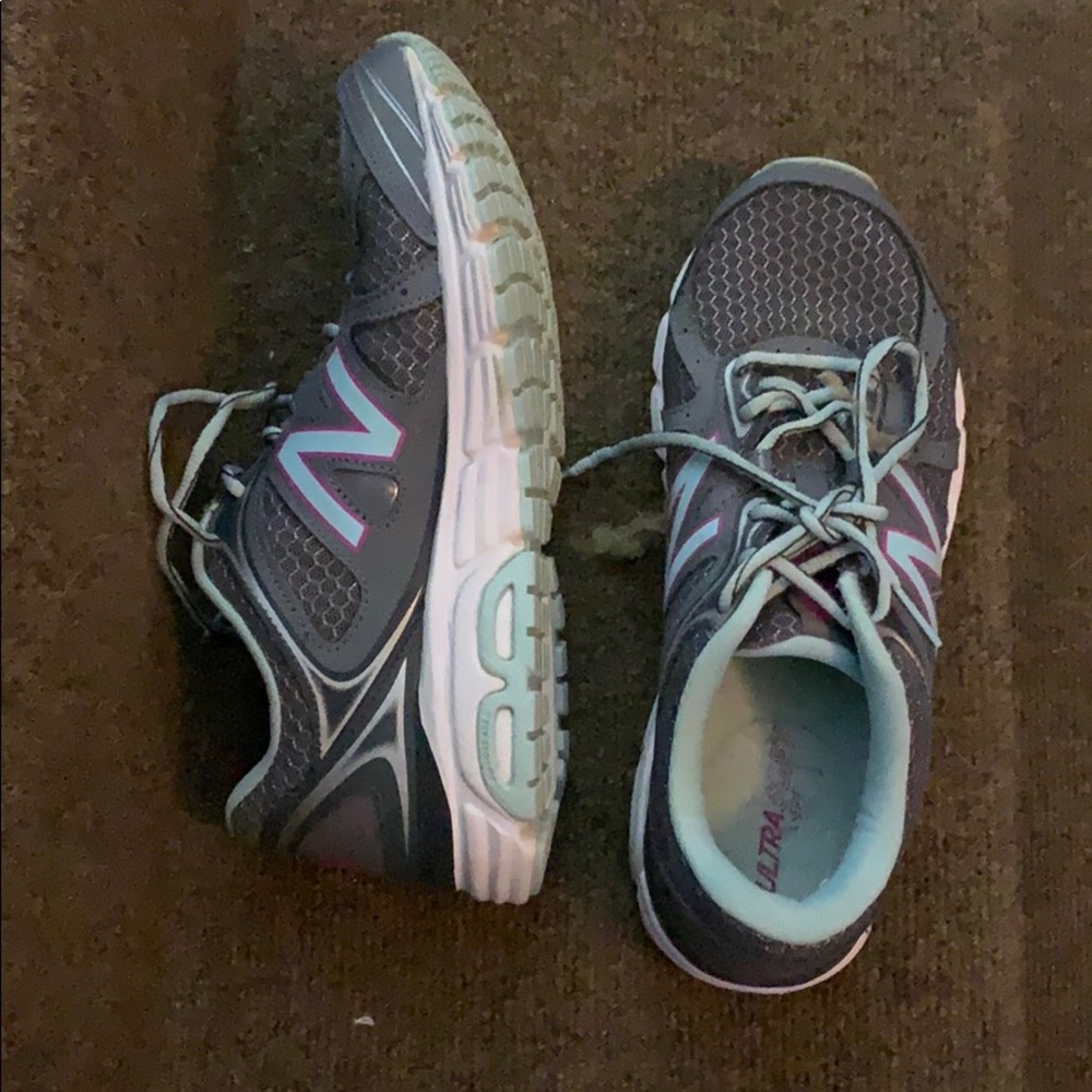 Tennis shoes